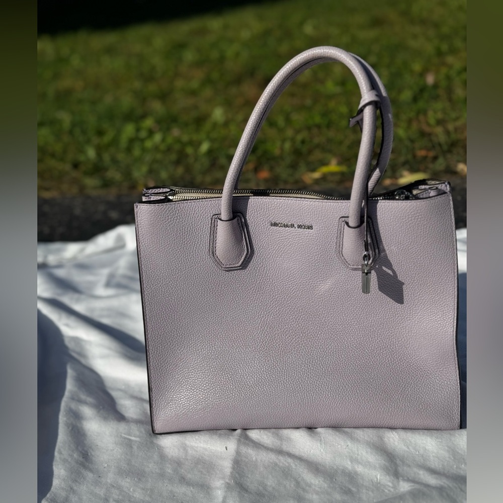 Lavender Michael kors saffiano leather purse - Picture 2 of 10